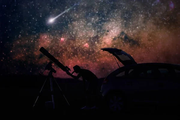 Sylwetka Mężczyzny Samochodu Teleskopu Wsi Pod Rozgwieżdżonym Niebem — Zdjęcie stockowe