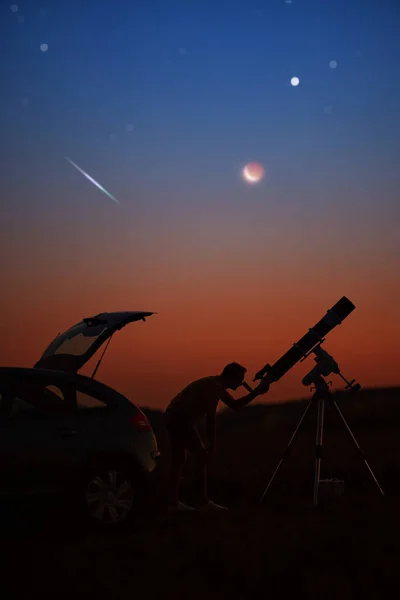 Egy Férfi Sziluettje Autó Teleszkóp Vidék Csillagos Alatt — Stock Fotó