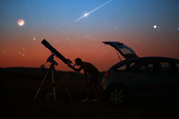 Silueta Muže Auta Dalekohledu Krajiny Pod Hvězdnou Oblohou — Stock fotografie