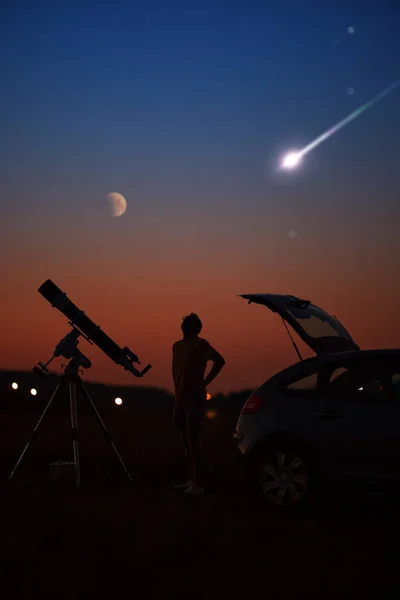 Silhouette Von Mann Auto Teleskop Und Landschaft Unter Dem Sternenhimmel — Stockfoto