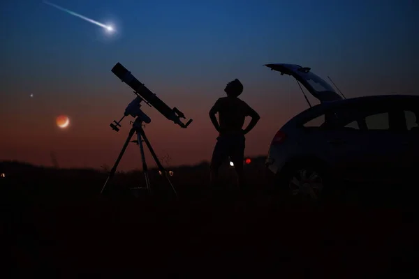 Sylwetka Mężczyzny Samochodu Teleskopu Wsi Pod Rozgwieżdżonym Niebem — Zdjęcie stockowe