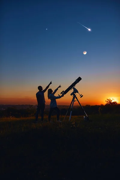Paar Starrt Zusammen Mit Einem Astronomischen Teleskop — Stockfoto
