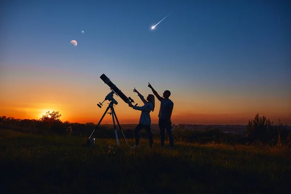 Párové Pozorování Hvězd Spolu Astronomickým Dalekohledem — Stock fotografie