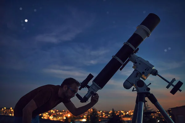 Silueta Hombre Telescopio Bajo Los Cielos Estrellados — Foto de Stock