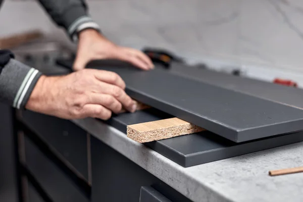 Handyman Het Maken Van Keukenmuur Kasten Het Appartement — Stockfoto