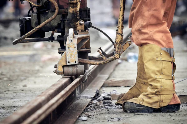 Trabajador Construcción Usando Máquina Para Vías Tren Acero — Foto de Stock