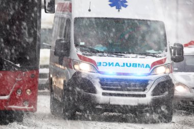 Şiddetli kar yağışı koşullarında trafikte 911 ambulans aracı koşturuyor.
