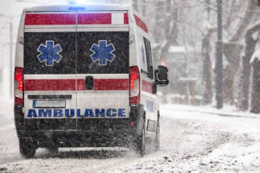 Şiddetli kar yağışı koşullarında trafikte 911 ambulans aracı koşturuyor.