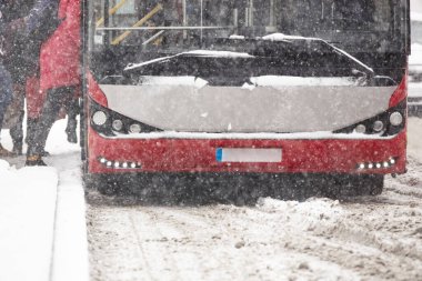 Kış koşullarında karlı sokaklarda toplu taşımacılık.