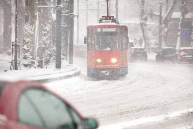Tramvay kış koşullarında toplu taşımacılık.