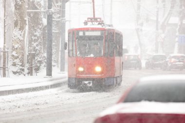 Tramvay kış koşullarında toplu taşımacılık.