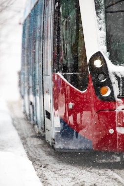 Tramvay kış koşullarında toplu taşımacılık.