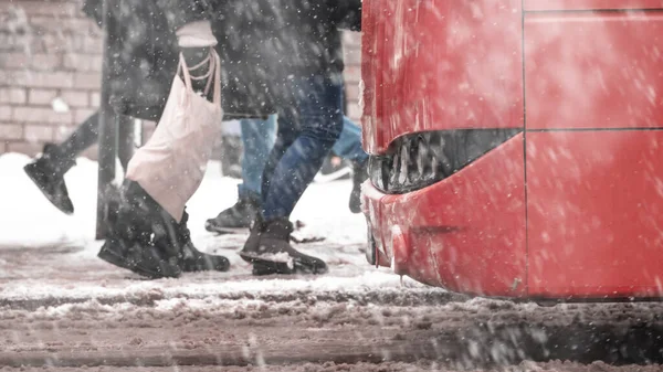 Λεωφορεία Μέσα Μαζικής Μεταφοράς Χιονισμένους Δρόμους Χειμώνα — Φωτογραφία Αρχείου
