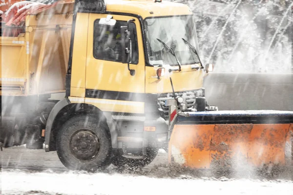 Ciężarówka Pług Śnieżny Czyszczenia Ulic Obfitych Opadów Śniegu — Zdjęcie stockowe