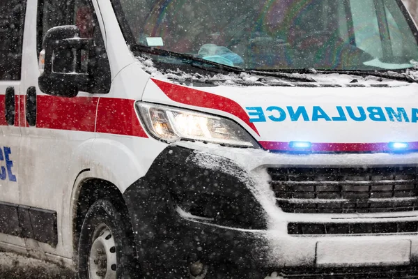 911 Ambulance Van Spěchá Dopravou Silných Zimních Sněhových Podmínek — Stock fotografie
