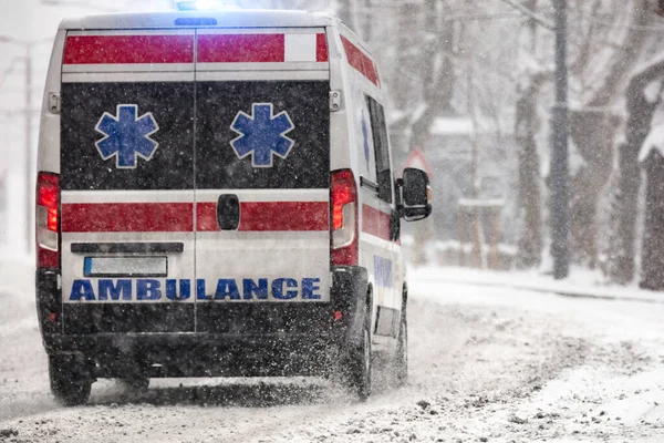 911 Ambulans Van Rusar Genom Trafiken Tunga Vintersnöfall — Stockfoto