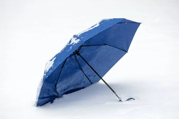 Opuštěný Modrý Deštník Chladném Sněhobílém Dni — Stock fotografie