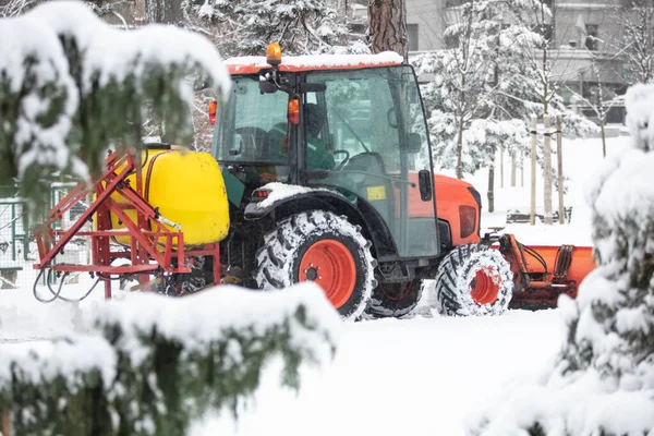 Трактор Очищает Городские Дорожки Холодный Снежный День — стоковое фото