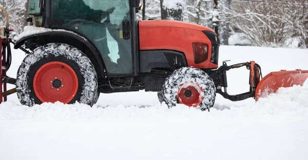 Tractor Curățare Trasee Parc Urban Într Rece Zăpadă — Fotografie, imagine de stoc