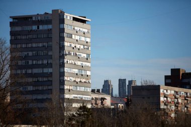 Belgrad ve Sırbistan 'ın Vozdovac ilçesindeki beton gaddar binalarla kentsel manzara.