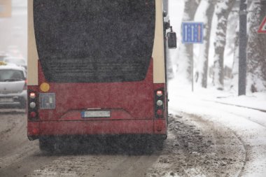 Kış koşullarında karlı sokaklarda toplu taşımacılık.