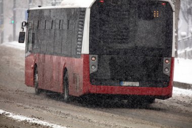 Kış koşullarında karlı sokaklarda toplu taşımacılık.
