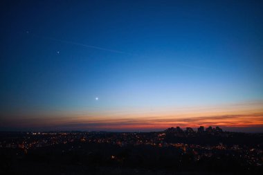 Samanyolu yıldızları ve gezegenler rengarenk bir akşamda - sabah gökyüzü.