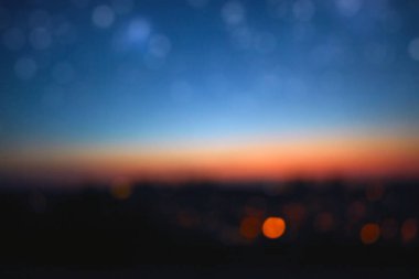 Genç Ay 'ın ve renkli gökyüzündeki gezegenlerin odak dışında görüntüsü.
