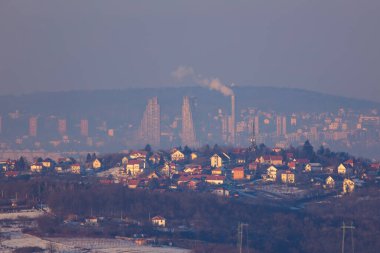Belgrad ve Sırbistan üzerinde dumanlı kirlenmiş hava ve sis manzarası.