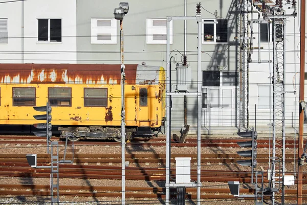 Velho Vagão Carro Enferrujado Amarelo Trilha Ferroviária Moderna — Fotografia de Stock