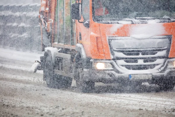 Truck Czyszczenia Ulic Solą Podczas Silnych Opadów Śniegu — Zdjęcie stockowe