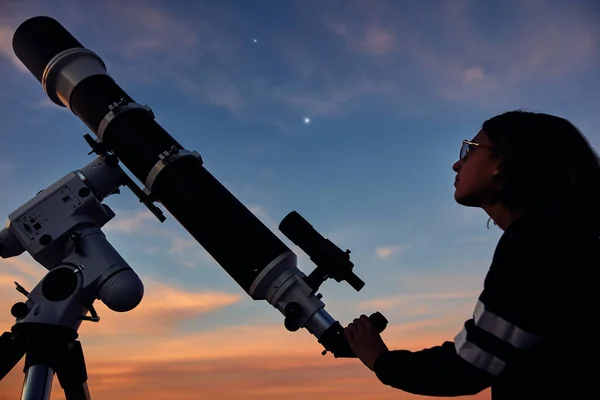 Chica Con Telescopio Astronómico Mirando Las Estrellas Bajo Cielo Crepuscular —  Fotos de Stock