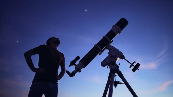 Egy Férfi Sziluettje Teleszkóp Csillagos Alatt — Stock Fotó