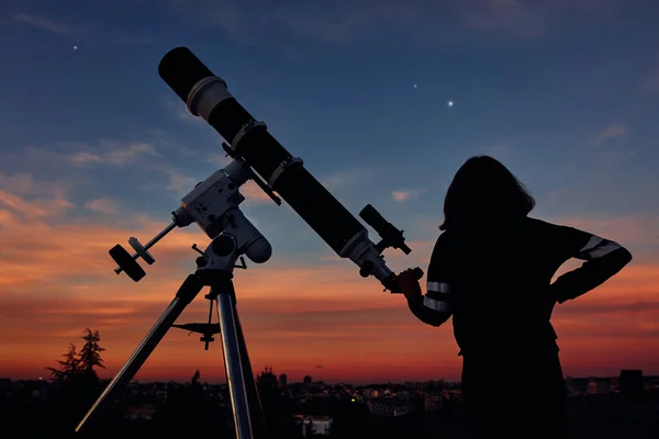 Mädchen Mit Astronomischem Teleskop Starrt Unter Dämmerhimmel — Stockfoto