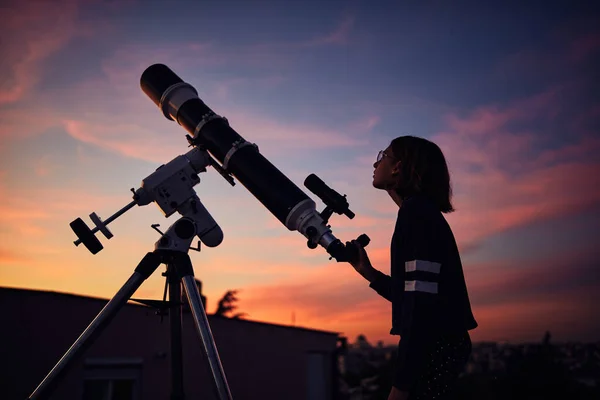 Flicka Med Astronomiskt Teleskop Stjärnskådning Skymningen Himlen — Stockfoto