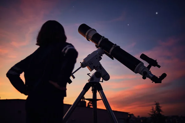 Девушка Астрономическим Телескопом Смотрящая Сумеречным Небом — стоковое фото