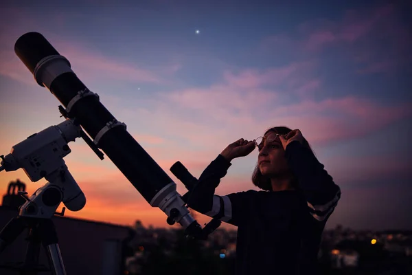 Csillagászati Teleszkópos Lány Csillagnézés Alkonyat Alatt — Stock Fotó