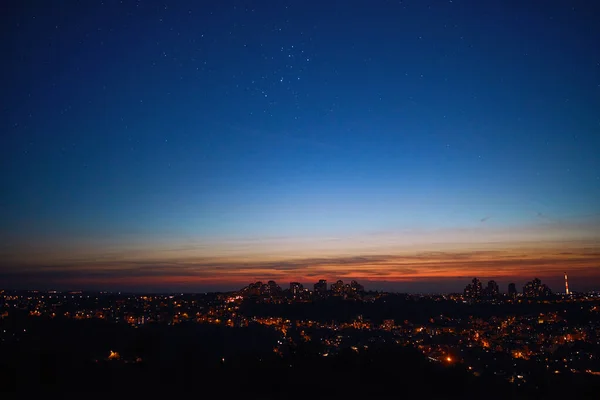 黄昏时分 银河上的星星和行星在五彩斑斓的夜空中 — 图库照片