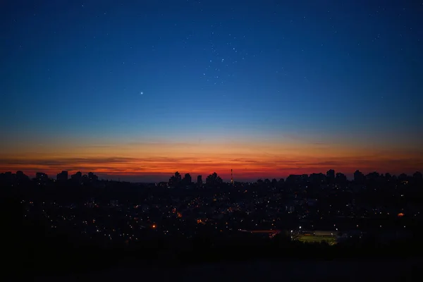 黄昏时分 银河上的星星和行星在五彩斑斓的夜空中 — 图库照片