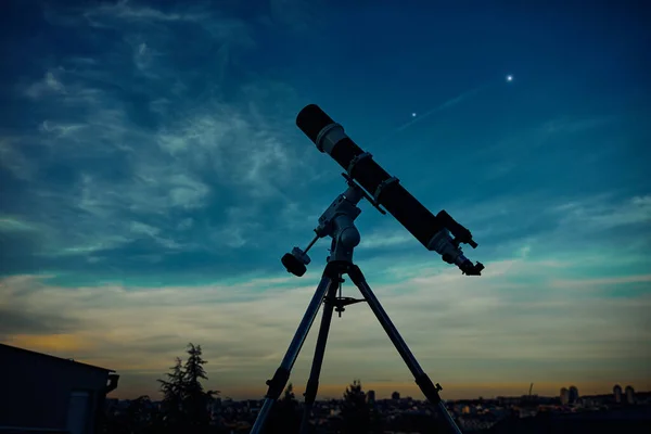 Velký Astronomický Dalekohled Pod Soumračnou Oblohou Připravený Pozorování Hvězd — Stock fotografie