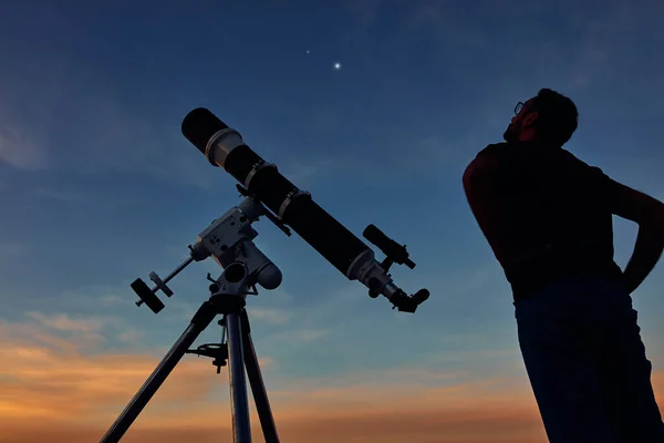 Silhuet Mand Teleskop Landskab Den Stjerneklare Himmel - Stock-foto