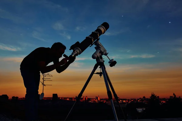 Sylwetka Człowieka Teleskopu Wsi Pod Rozgwieżdżonym Niebem — Zdjęcie stockowe
