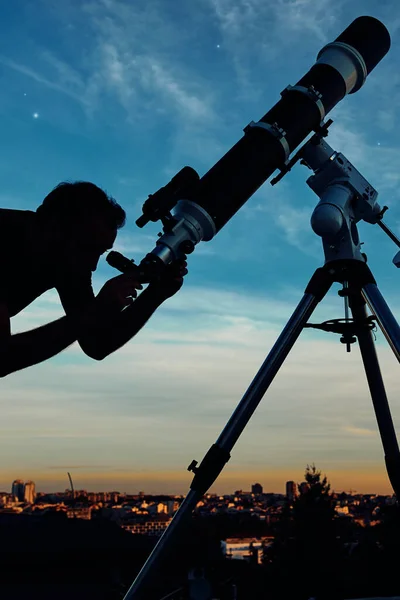 Silueta Unui Telescop Mediul Rural Sub Cerul Înstelat — Fotografie, imagine de stoc