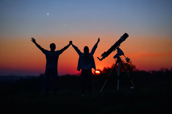 Astronomik Bir Teleskopla Çift Yıldızlara Bakıyor — Stok fotoğraf