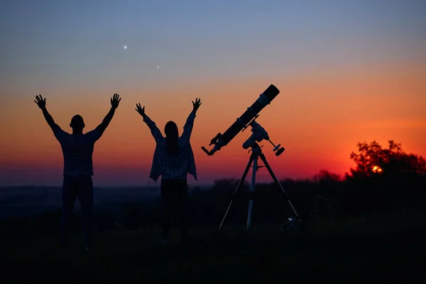 Par Estrellas Mirando Junto Con Telescopio Astronómico — Foto de Stock