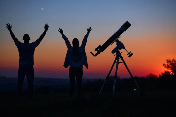 Stelletje Sterrenkijkers Samen Met Een Astronomische Telescoop — Stockfoto