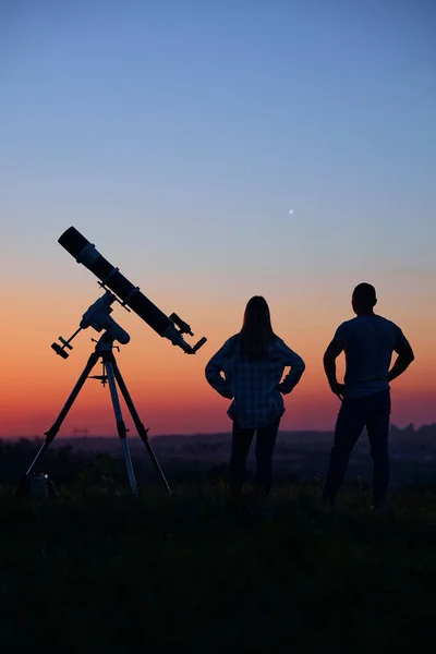 Párové Pozorování Hvězd Spolu Astronomickým Dalekohledem — Stock fotografie