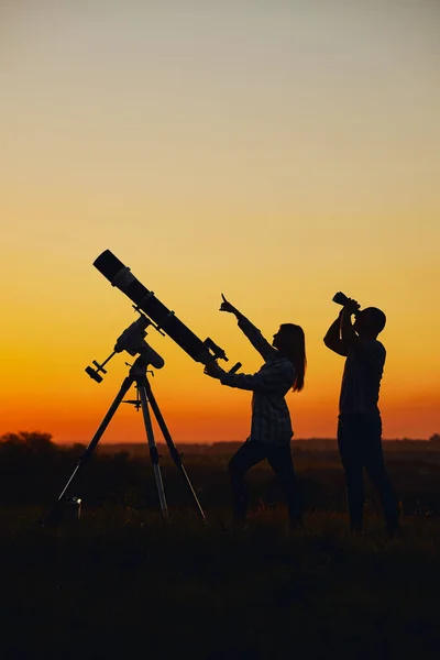 Пара Зореутворення Разом Астрономічним Телескопом — стокове фото