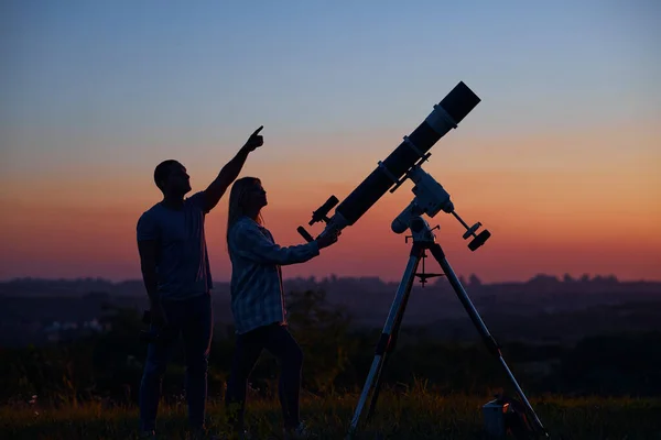 Casal Stargazing Junto Com Telescópio Astronômico — Fotografia de Stock