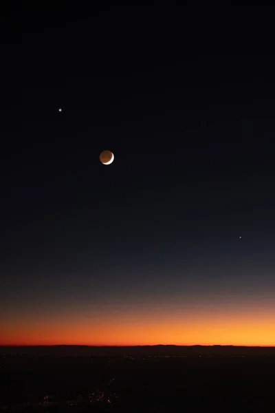 Planètes Étoiles Lune Sur Ciel Vif Avec Des Lampadaires Campagne — Photo